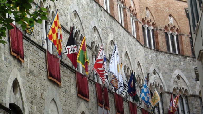 colori delle contrade del palio
