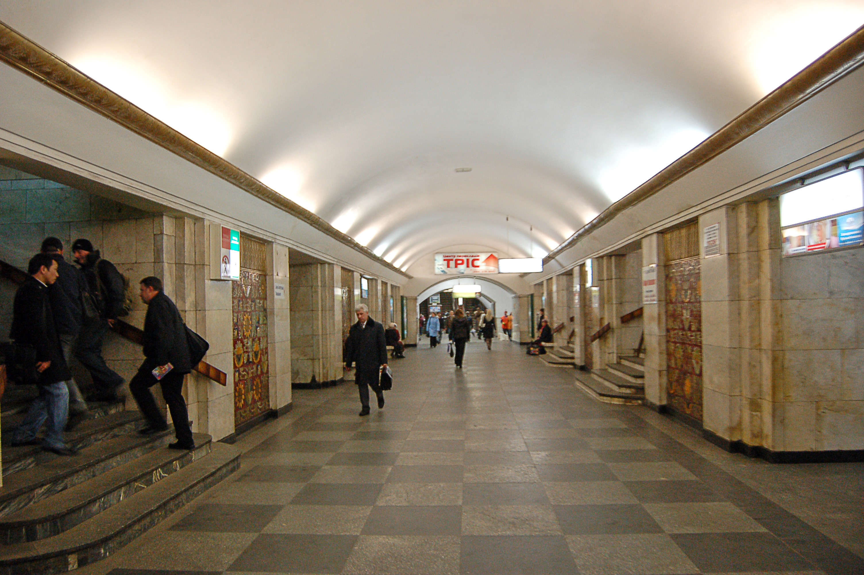 Khreschatyk metro station Kiev 2010 01