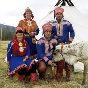 Una famiglia Sami in Svezia con gli abiti tradizionali