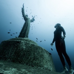 nery omaggia la statua del cristo degli abissi