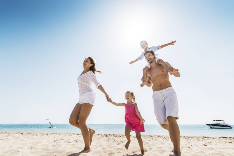spiaggia famiglia ThinkstockPhotos 521669461