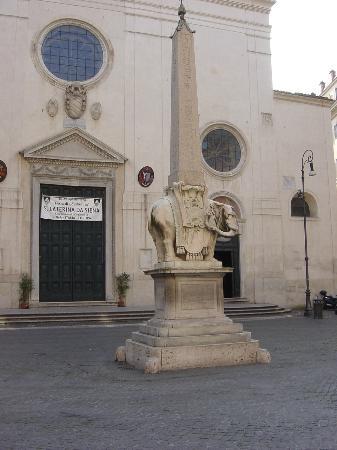 Roma nascosta l'obelisco della minerva