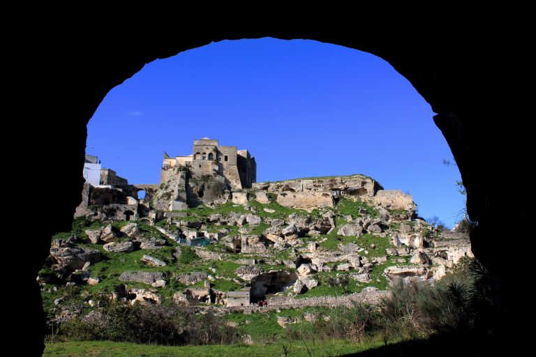 La terra delle gravine: Ginosa, vista sul castello dalla chiesa di Santa Barbara
