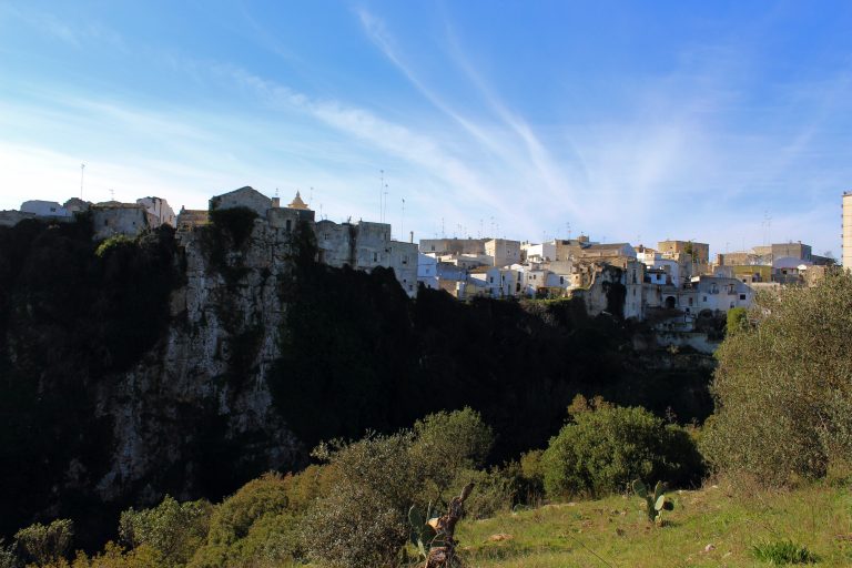 Laterza, case costruite a ridosso della gravina