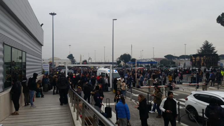 Aeroporto Ciampino: evacuati passeggeri e dipendenti per incendio
