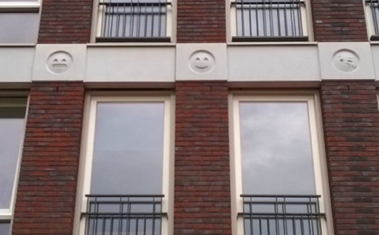 Pazzi per le emoji? In Olanda c'è un palazzo decorato con le facce