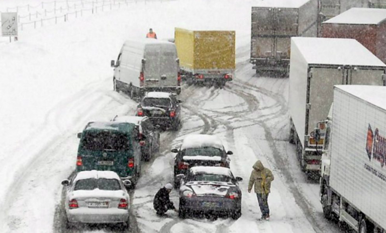 Neve in Alto Adige, automobilisti bloccati