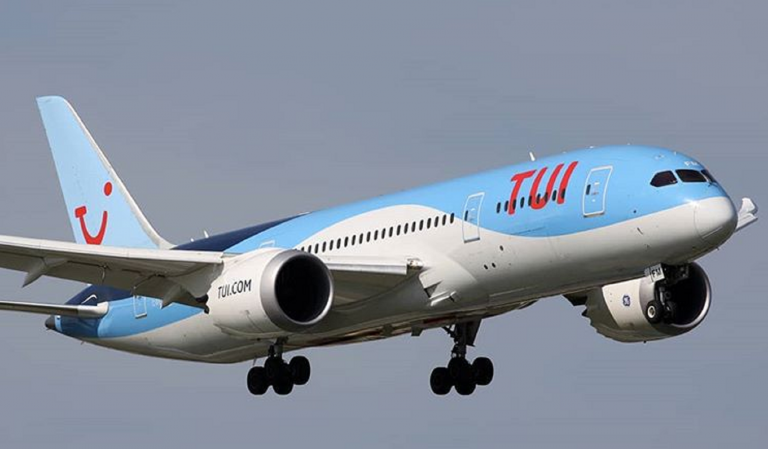 Salgono in aereo ma il posto non esiste: costretti a sedersi a terra