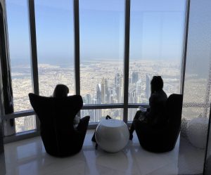 Dubai, aperto il salotto più alto del mondo: è a 575 metri da terra