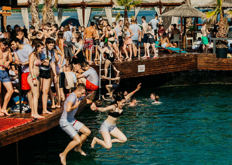 Discoteche sulla spiaggia: le migliori dove fare l'alba ballando