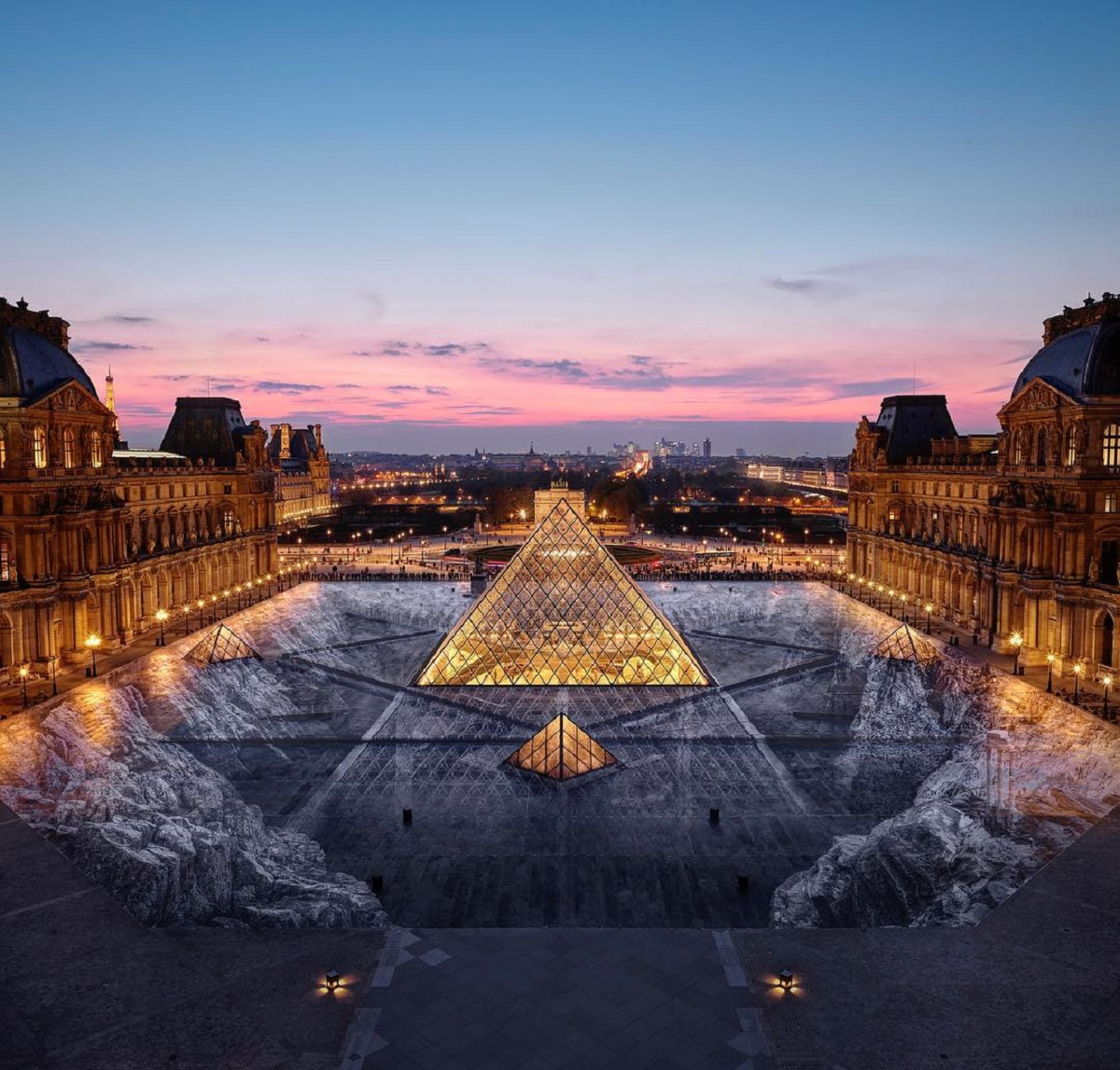 La piramide del Louvre compie 30 anni