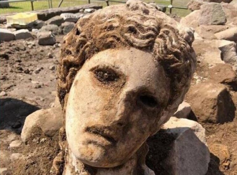 Roma, ritrovata una statua durante lavori di scavo