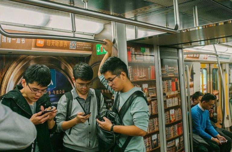 La metropolitana di Pechino si trasforma in una libreria
