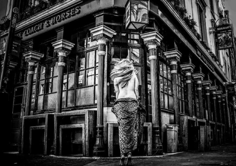 Londra, in un pub è possibile brindare senza vestiti