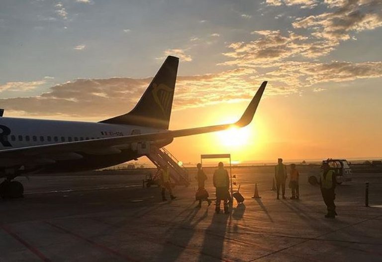 Bagaglio a mano, Ryanair cambia le regole: come funziona