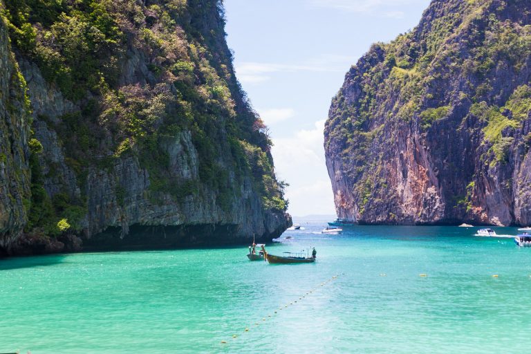Maya Bay, la spiaggia thailandese chiusa fino al 2021