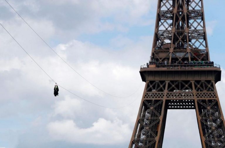 La Tour Eiffel compie 130 anni e inaugura la zip line
