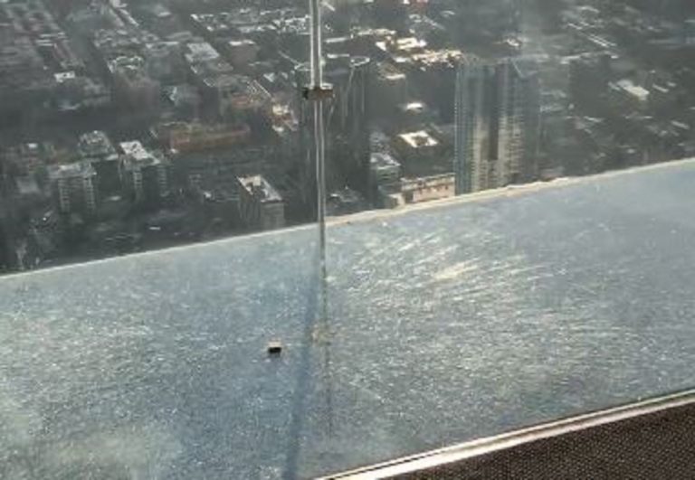 Chicago, rotto il balcone di vetro della Willis Tower