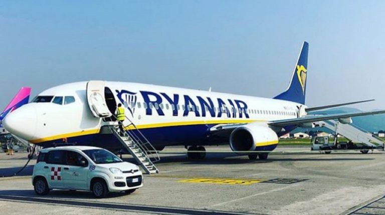 Ryanair, le nuove tariffe sui bagagli infuriano i viaggiatori