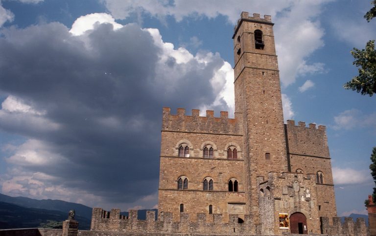castelli infestati toscana