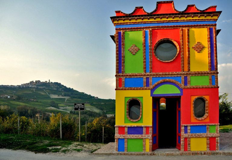 Barolo chiesa colorata