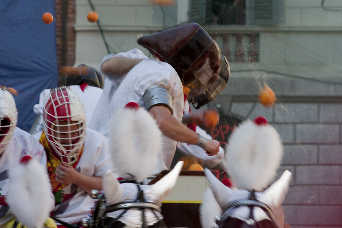 Carnevale con lancio di arance