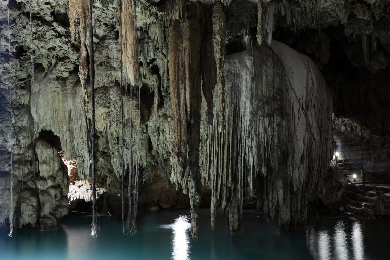 Grotte di Pertosa bacio tra stalattite e stalagmite