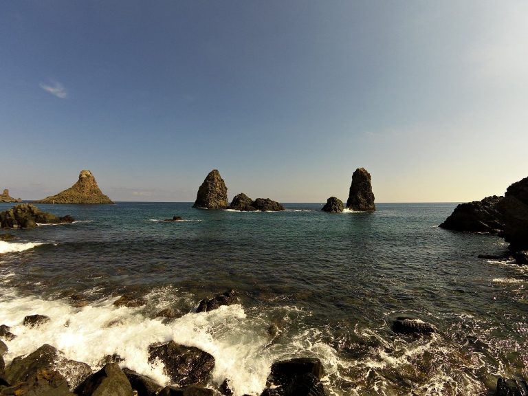 faraglioni di acitrezza leggenda