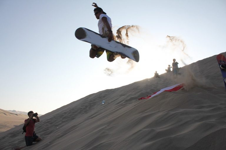 sandboarding peru huacachina