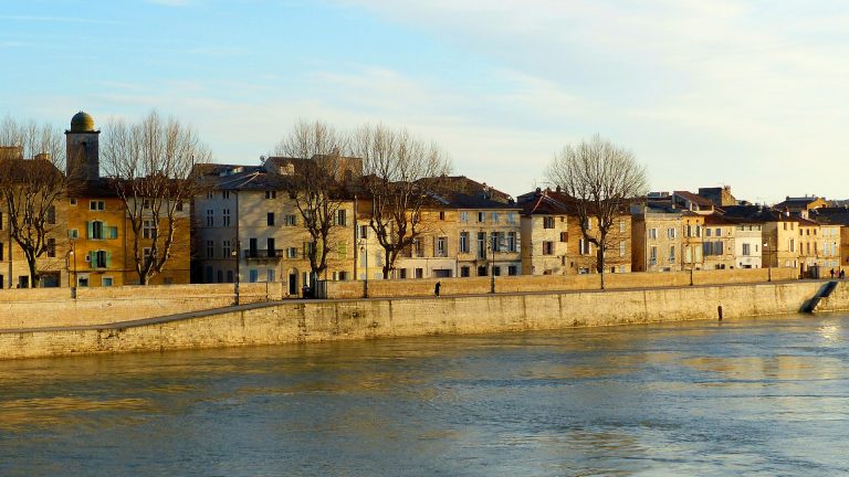 arles e dintorni cosa vedere