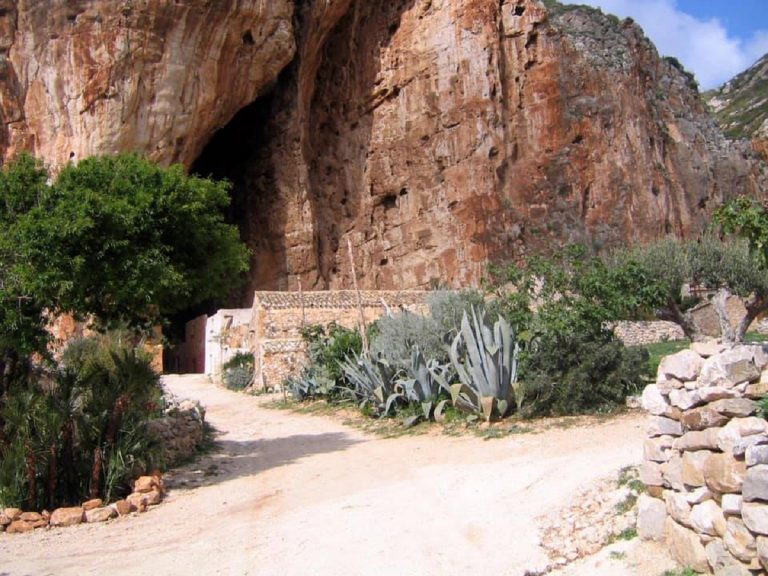 grotta mangiapane storia