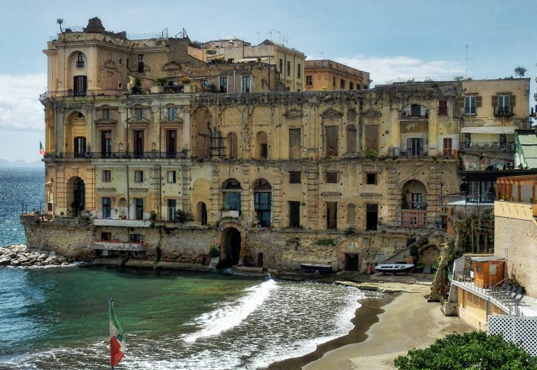 palazzo donn'anna posillipo