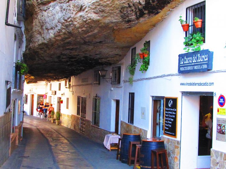 Setenil de las Bodegas cosa vedere