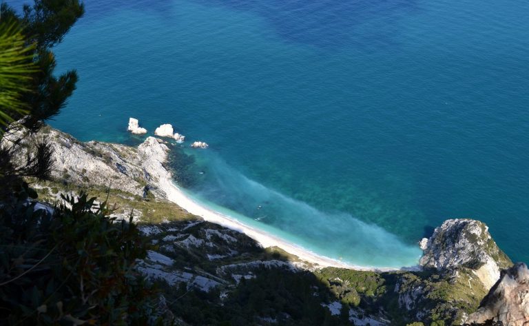 spiaggia delle due sorelle marche come arrivare
