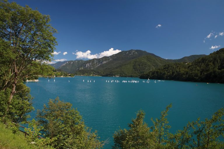 lago di ledro balneabile