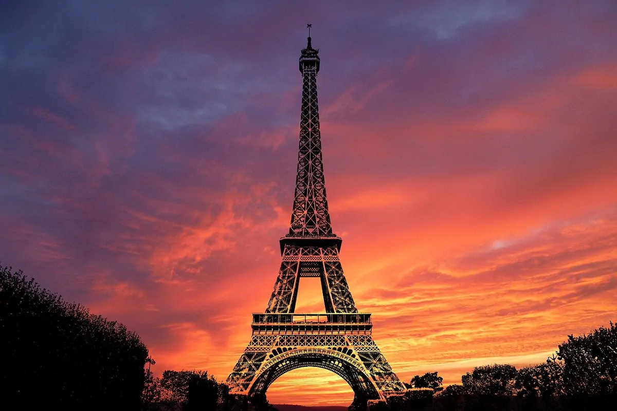 Perché è illegale fotografare la Tour Eiffel di notte: la legge