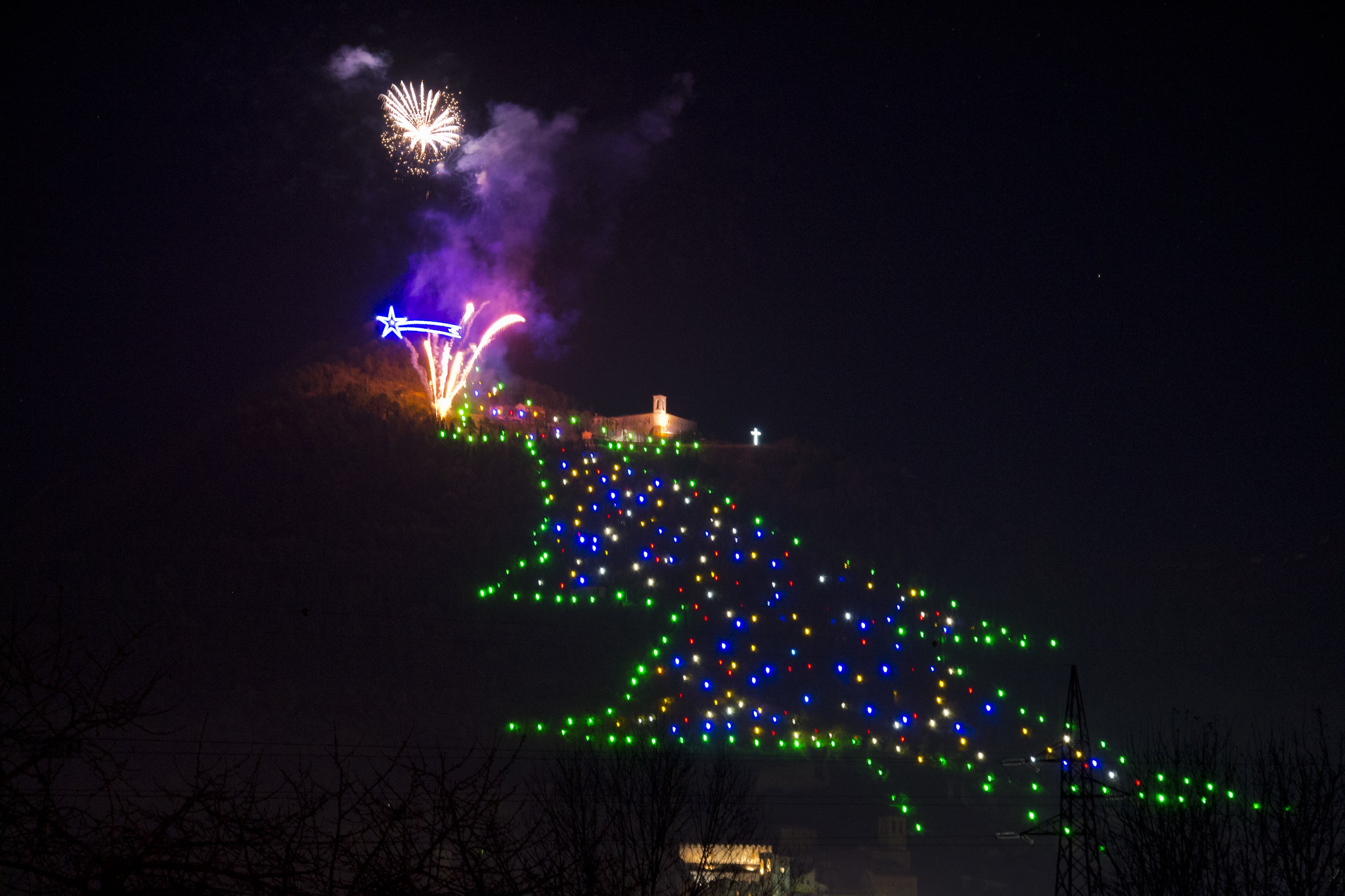 gubbio albero di natale più grande del mondo 2020