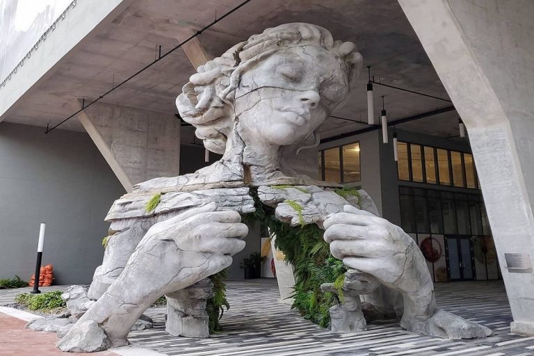 Florida scultura donna felci