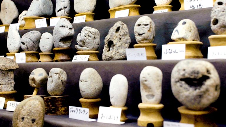 giappone museo pietre facce