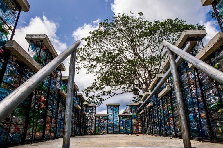 Villaggio bottiglie di plastica Panama