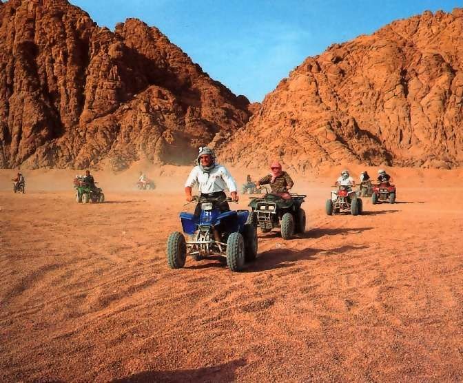 Escursione in moto quad nel deserto