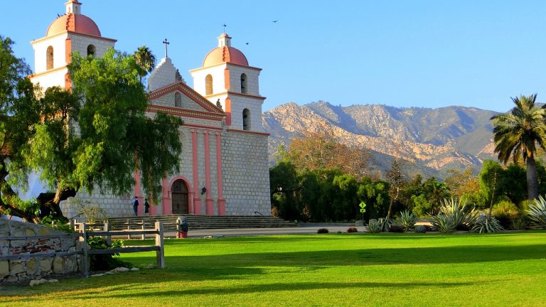 Cosa vedere a Santa Barbara: non solo spiagge, ma storia e architettura