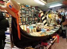 Libreria Acqua Alta di Venezia: regno dei gatti e dei libri in gondola e in vasca