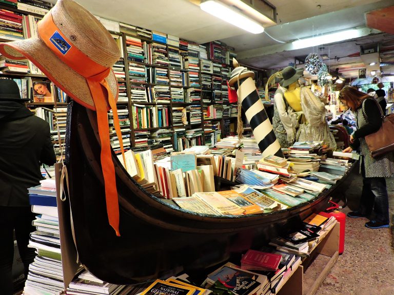 Libreria Acqua Alta di Venezia: regno dei gatti e dei libri in gondola e in vasca