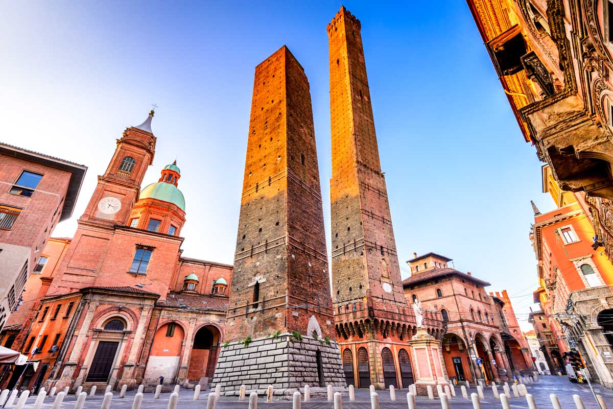 La città di Bologna con le due torri