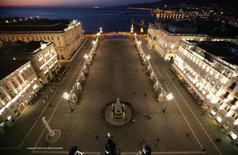 Decorazioni di natale in piazza dell'Unità