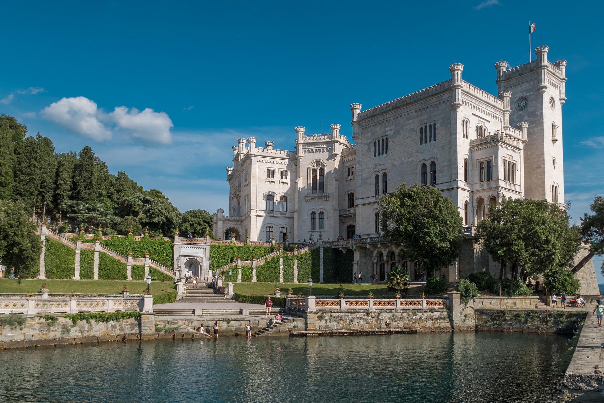 Esterno e parco del Castello di Miramare a Trieste