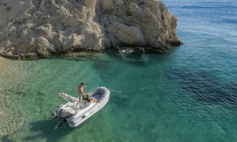 gommone nell acqua cristallina 1 1