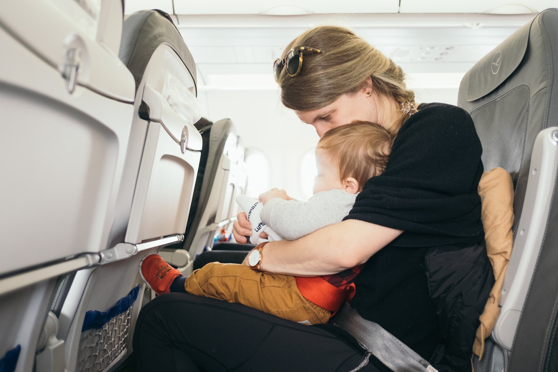 viaggiare con neonato aereo