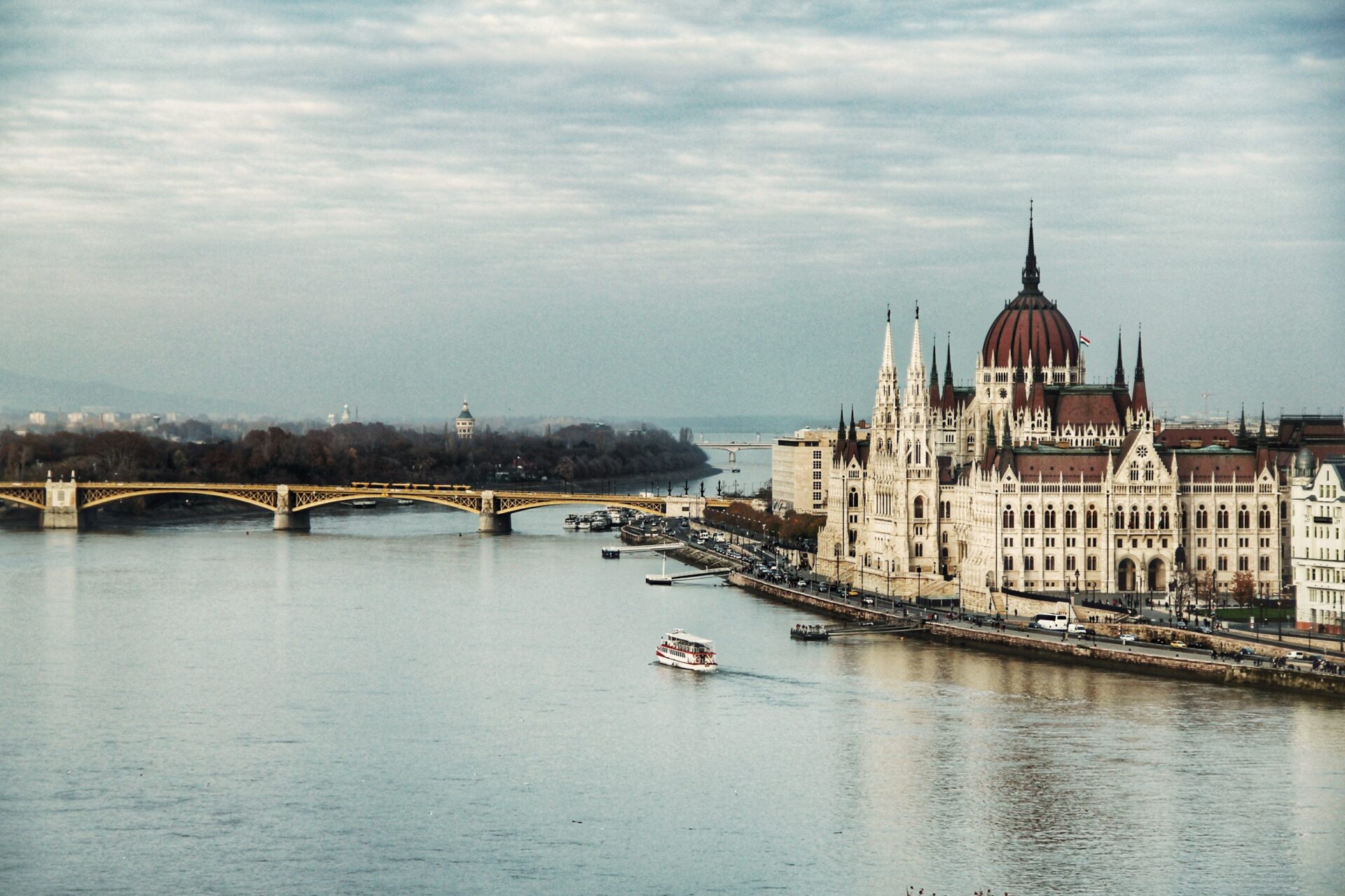 vista-Budapest-dalle-sponde-del-Danubio